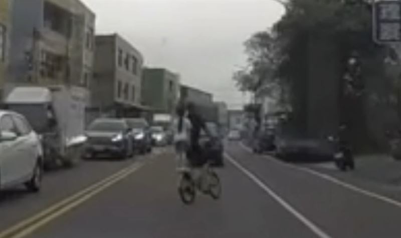 男子騎腳踏車用「火箭筒」載著女童。（圖／翻攝畫面）