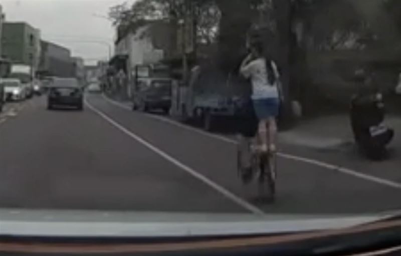 男子與女童雙載騎腳踏車，女童卻是踩在「火箭筒」一路搖搖晃晃。（圖／翻攝畫面）