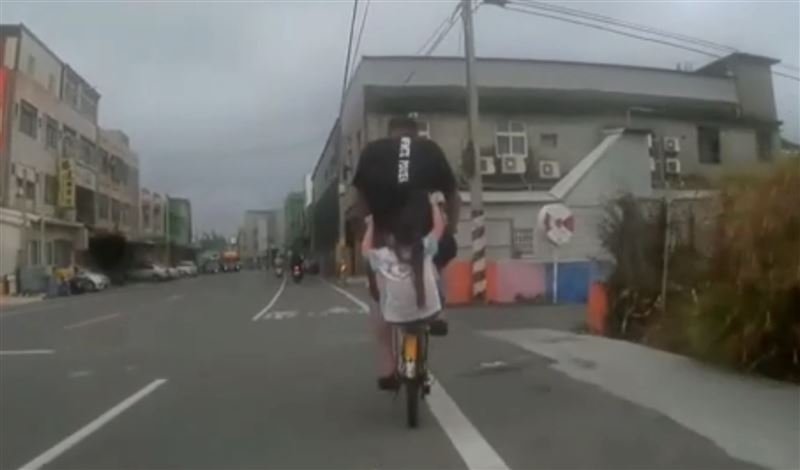 女童跌坐回座椅上險些摔車。（圖／翻攝畫面）