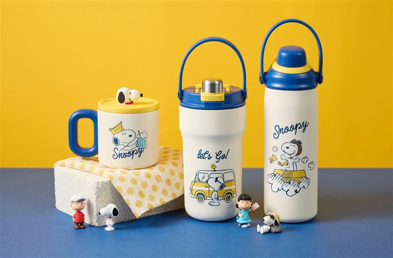 開幕最大亮點之一,SNOOPY「花野拾光」與「旅行趣」雙系列花色杯瓶新品在門市首度亮相,自即日起至 4 月 16 日新開幕期間,買一送一。(圖/康寧餐具提供)