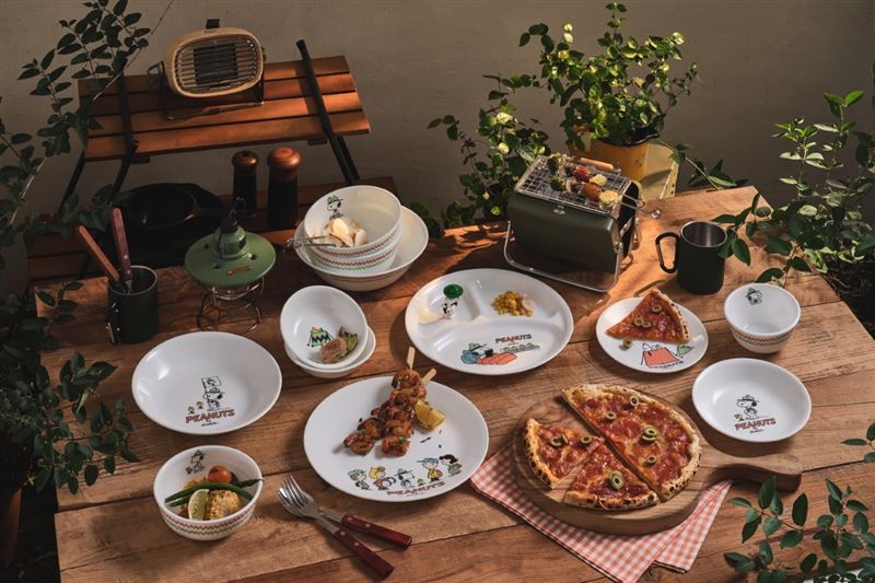 台南門市全台搶先開賣與史努比聯名的「花野拾光」與「旅行趣」系列杯瓶。(圖/康寧餐具提供)