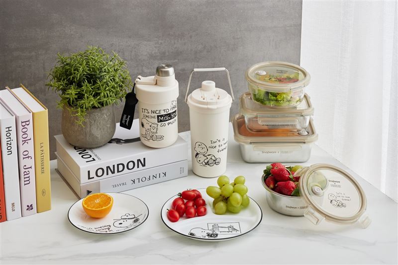 台南門市全台搶先開賣與史努比聯名的「花野拾光」與「旅行趣」系列杯瓶。(圖/康寧餐具提供)