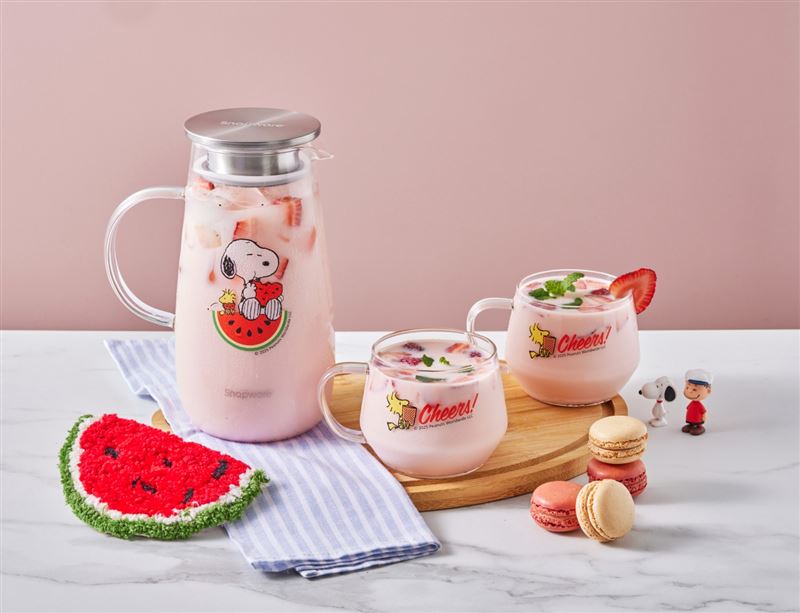 台南門市全台搶先開賣與史努比聯名的「花野拾光」與「旅行趣」系列杯瓶。(圖/康寧餐具提供)