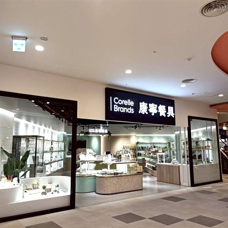 康寧餐具MITSUI OUTLET PARK台南二期全新門市以「生活場景體驗」為核心,打造沉浸式餐桌美學,店中透過中島式多層展示架、廚房壁磚背景設計與開放式動線規劃,以實際用餐場景提供更直接的產品觸擊與美感體驗,從早餐烘焙、午間簡餐到聚會料理,多款系列餐具完整展示,選購更有方向指南,與過往傳統百貨專櫃制式排列貨架截然不同。(圖/康寧餐具提供)