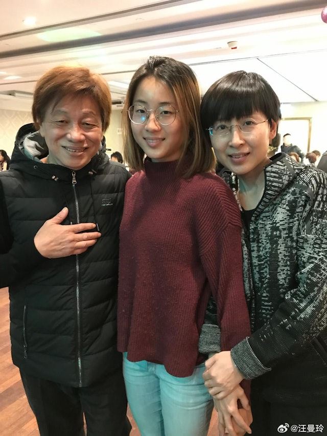 資深傳媒人汪曼玲分享梁小龍與太太宋驤及女兒的合照。(圖/微博@汪曼玲)