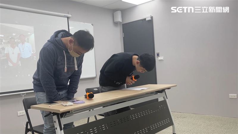 晚安小雞兩度在鏡頭前鞠躬道歉。（圖／記者楊忠翰攝影）