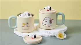 SNOOPY新品「花野拾光」與「旅行趣」雙系列花色「316不鏽鋼保溫保冰辦公杯」360ml，定價1,380元。316醫療級不鏽鋼耐酸鹼，安心無慮；雙層抽真空，長效保溫保冷；寬口8公分設計，清洗方便；杯蓋立體公仔，可愛療癒可拆卸。(圖／康寧餐具提供)
