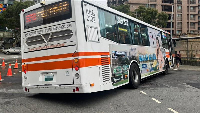 柏油路沒乾釀公車下陷!車歪斜秒嚇壞司機