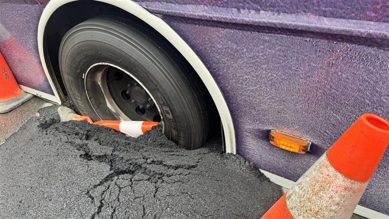 新北林口文化三路二段路口,疑因路面的柏油尚未完全乾燥,造成公車的左後輪下陷。(圖/翻攝畫面)