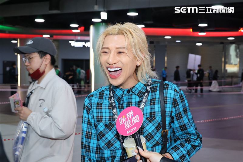 嘻小瓜笑說自己誤把鳳梨酥當成TWICE的手燈。（圖／記者鄭孟晃攝影）