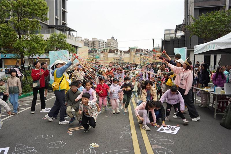 「兒童街道遊戲」，透過短暫封閉街道，將交通空間轉化為零車輛干擾的創意基地，現場吸引百組親子參與，實踐兒童遊戲權，並重新定義都市街道的公共價值。（圖／翻攝畫面）