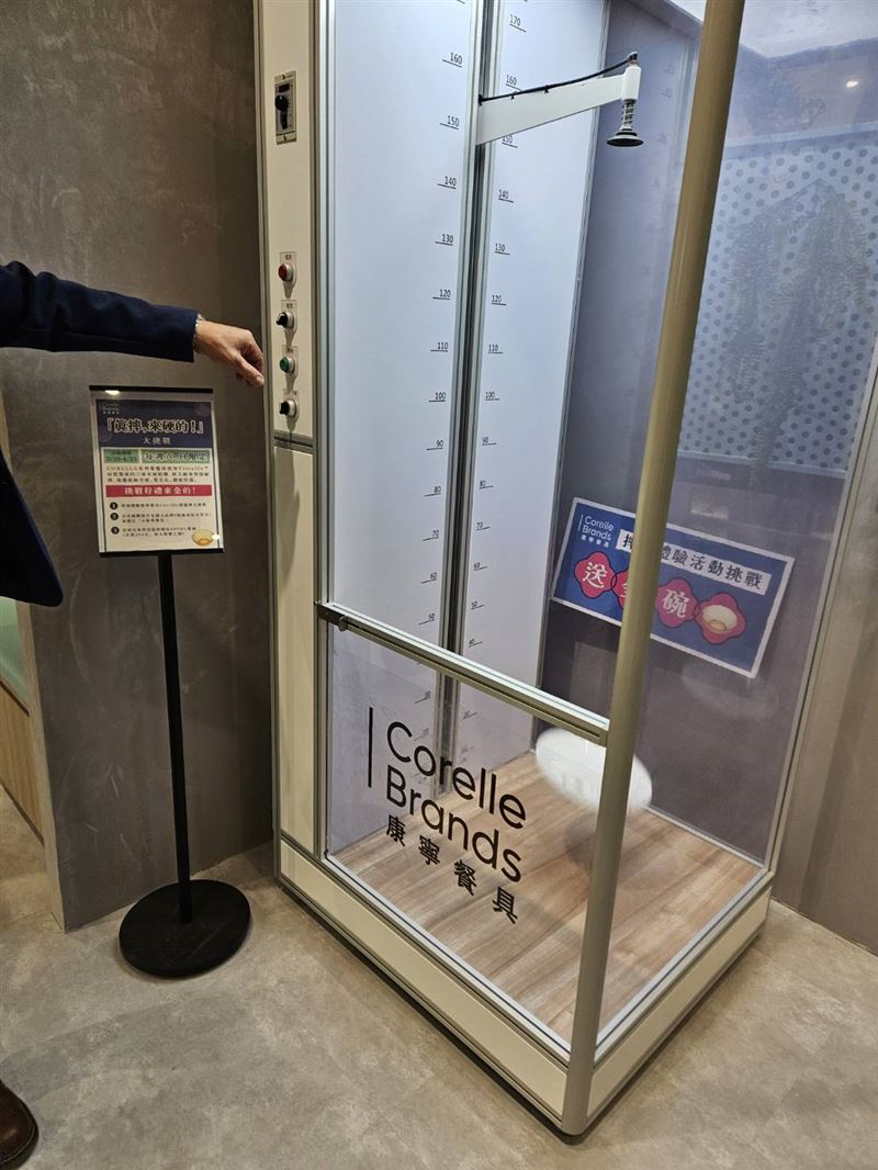 為了證明有多耐用,更首創超紓壓的「真摔盤送金碗」體驗!只要在指定日期到場參加摔盤挑戰,並將畫面分享社群平台,就能直接免費獲得精緻餐碗,(圖/AI生成圖)