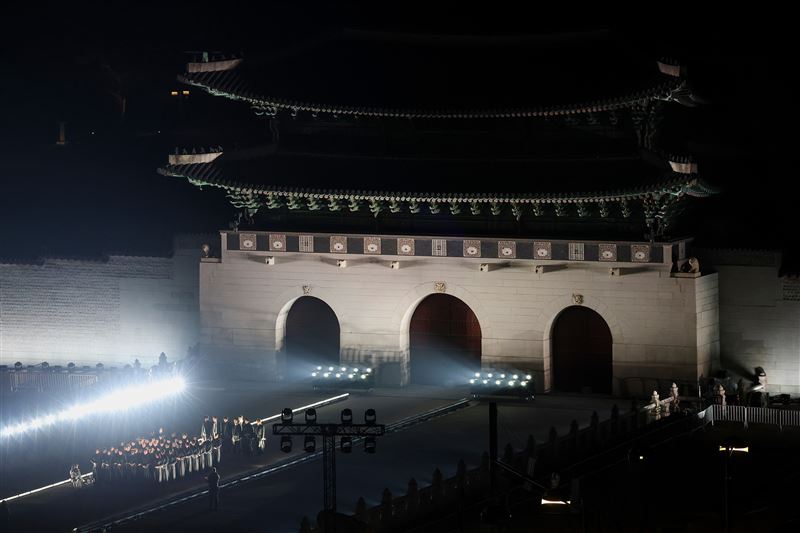 BTS光化門開唱！RM腳傷仍堅持登台　「超敬業演出」畫面曝光逼哭粉絲