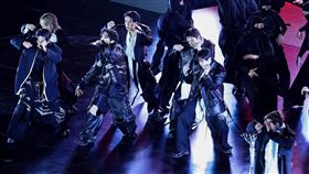 南韓天團BTS在首爾光化門廣場舉辦回歸演唱會，吸引大批粉絲湧入朝聖。（圖／美聯社／達志影像）