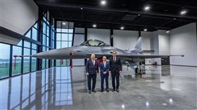 國防部副部長徐斯儉與駐美大使俞大㵢、空軍副參謀長田忠儀一同於完成組裝之戰機前合影留念。（圖／國防部提供）