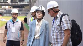 新竹市府邀請場務專家檢測新竹棒球場新竹市政府日前邀請BrightView公司運動草坪事業部總經理歐森（Chad Olsen）（前右）到場檢測新竹市立棒球場，市長高虹安（前右2）18日指出，BV公司約1個月後將出具正式場地報告，提出後續改善修復建議，以確保球場品質與安全。（新竹市政府提供）中央社記者郭宣(文三)傳真  112年7月18日