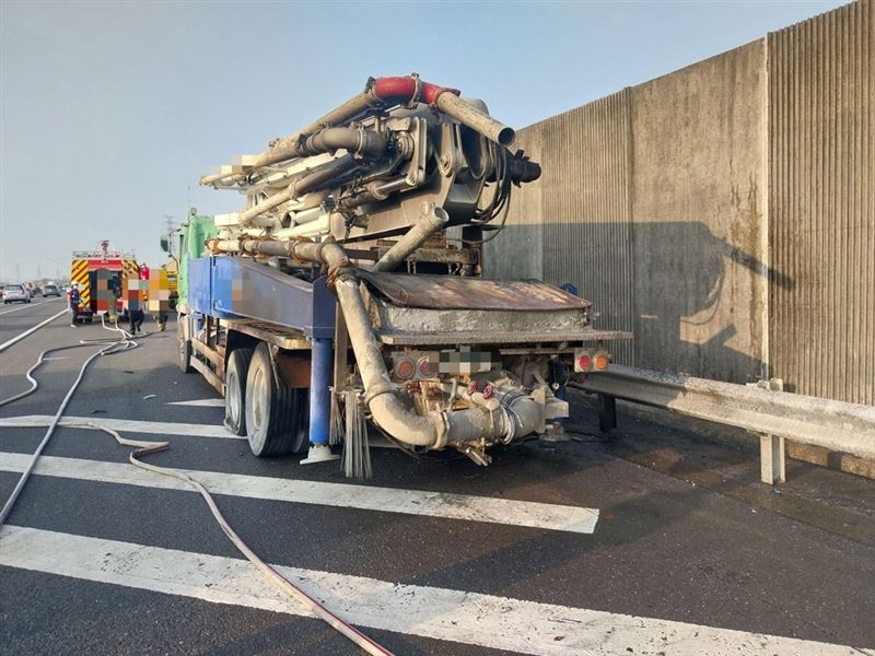 國道一號北向台南仁德路段，發生大貨車火燒車事故。（圖／翻攝畫面）