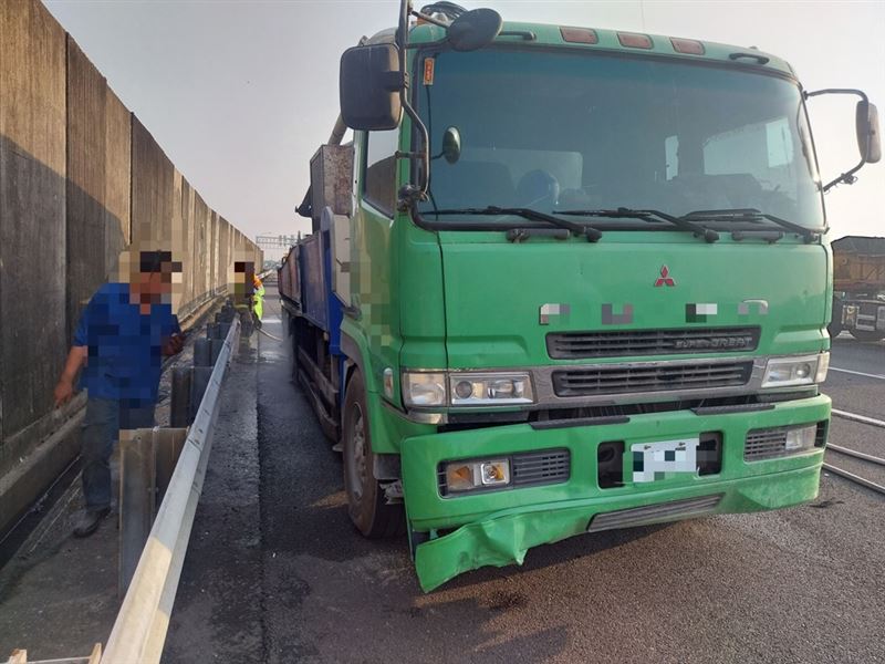 國道一號北向台南仁德路段，發生大貨車火燒車事故。（圖／翻攝畫面）