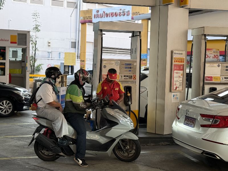 泰國各地加油站出現燃料短缺，當局成立專案小組全面清查全國油庫與加油站，確保未出現囤油哄抬價格的行為。圖為曼谷市區一家加油站