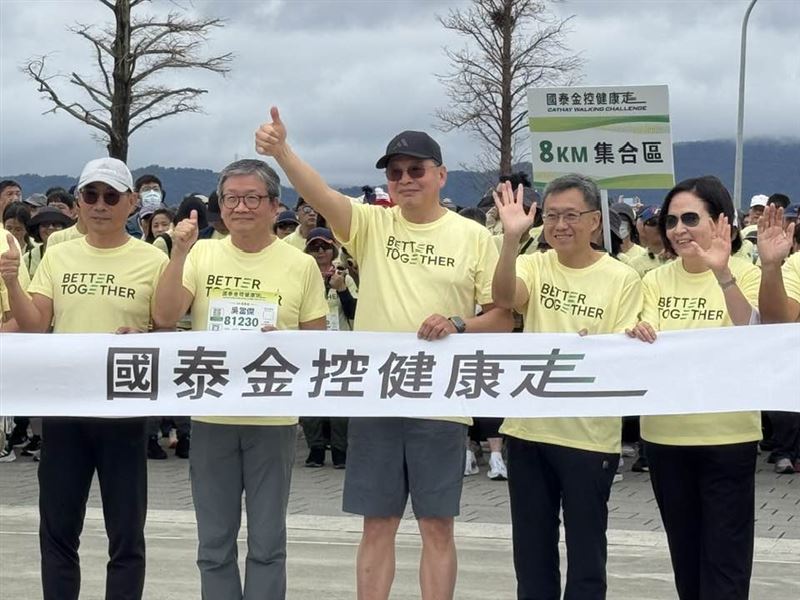 國泰金控舉辦第二屆健康走，萬人響應規模倍增，高層領軍詮釋品牌精神。活動主打全齡友善與寵物共好，規劃多元路線與補給，結合市集、音樂與體驗，更提撥報名費捐助公益，實踐健康與公益關懷。（圖／記者師瑞德攝影）