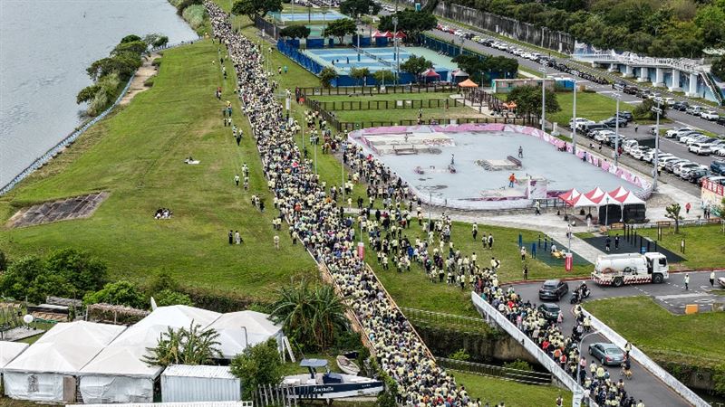 國泰金控舉辦第二屆健康走，萬人響應規模倍增，高層領軍詮釋品牌精神。活動主打全齡友善與寵物共好，規劃多元路線與補給，結合市集、音樂與體驗，更提撥報名費捐助公益，實踐健康與公益關懷。（圖／國泰金控提供）