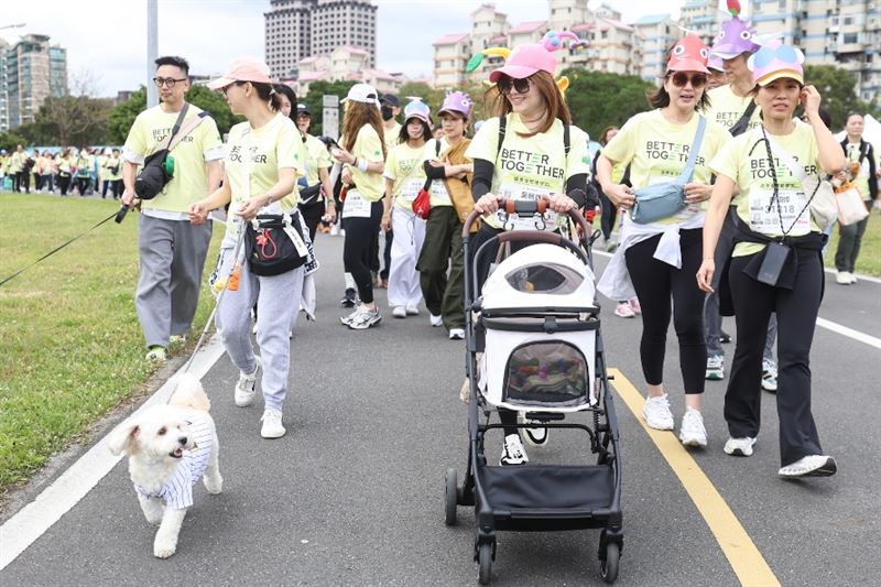 國泰金控舉辦第二屆健康走，萬人響應規模倍增，高層領軍詮釋品牌精神。活動主打全齡友善與寵物共好，規劃多元路線與補給，結合市集、音樂與體驗，更提撥報名費捐助公益，實踐健康與公益關懷。（圖／國泰金控提供）