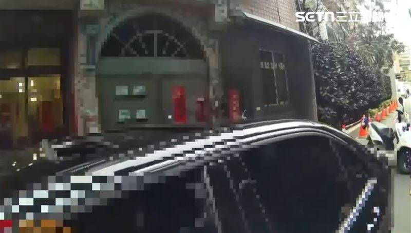 三重警攔查違規車輛,爆發警匪追逐。(圖/翻攝畫面)