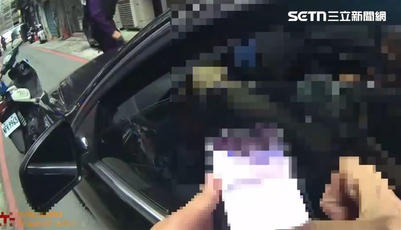 三重警攔查違規車輛,爆發警匪追逐。(圖/翻攝畫面)