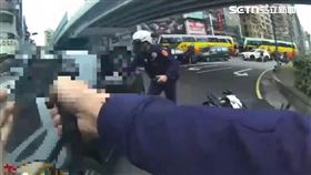 新北,三重,喪屍菸彈,違規,開槍,圍捕,引擎蓋。（圖／翻攝畫面）