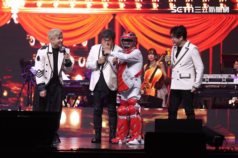 余天在演出時，使出巴掌攻擊。（圖／記者鄭孟晃攝影）