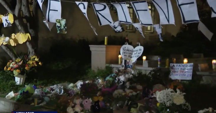 許多民眾到現場擺放花與卡片，紀念遭遇飛來橫禍的一家四口。（圖／@henrykleeKTVU）