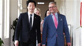 林昶佐陪同芬蘭國會議員訪團赴立院交流芬蘭國會友台小組跨黨派議員訪問團19日下午到立法院拜會院長韓國瑜，台灣駐芬蘭代表林昶佐（前左）也陪同在旁，並向芬蘭國會友台小組暨情報監督委員會主席勒馬茨（Mats Lofstrom）（前右）等人分享過去擔任台灣立委時經驗。中央社記者王騰毅攝  115年3月19日