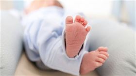 醫師表示，多捏寶寶的耳朵並不會改變外型。（示意圖／翻攝自unsplash）