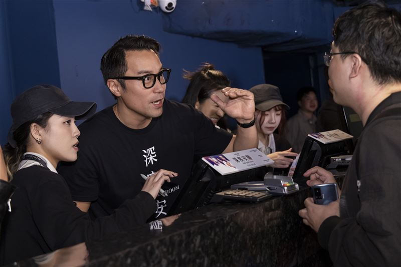 張孝全(左二)首次參與影城一日店長活動,親自服務影迷,親和力十足。(圖/風起娛樂提供)