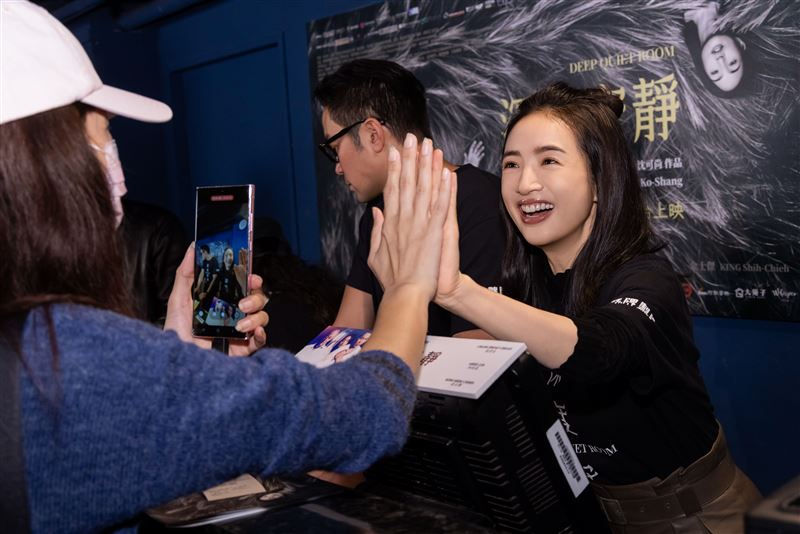 林依晨(右)與購票粉絲近距離互動「擊掌」,現場氣氛熱絡。(圖/風起娛樂提供)
