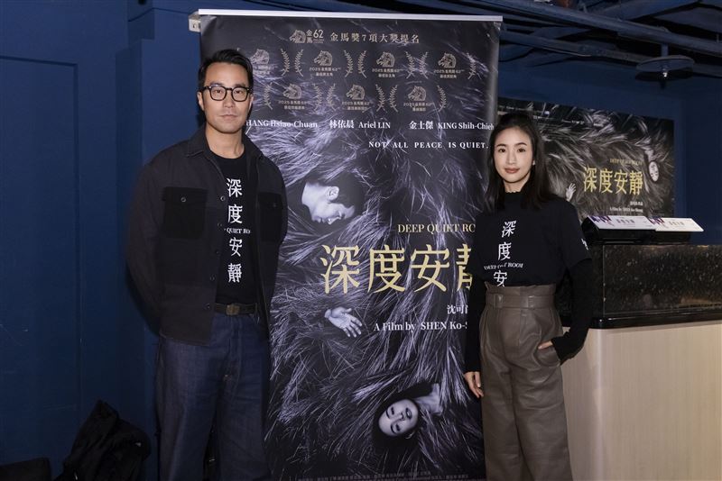 張孝全(左)與林依晨出席影城「一日店長」活動。(圖/風起娛樂提供)