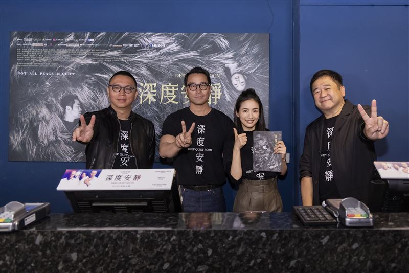 《深度安靜》導演沈可尚(左起)、張孝全、林依晨、監製瞿友寧,現身影城一日店長活動。(圖/風起娛樂提供)
