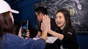 林依晨(右)與購票粉絲近距離互動「擊掌」，現場氣氛熱絡。（圖／風起娛樂提供)