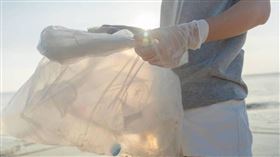 受中東戰火持續升溫影響，原物料價格波動擴大，連帶衝擊日常生活用品供應，塑膠袋價格近期明顯上漲。（示意圖／pixabay）