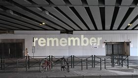 布魯塞爾爆炸案將滿10年  地鐵站辦活動悼念布魯塞爾爆炸案即將屆滿10年，事發地之一的馬爾比克（Maelbeek）地鐵站，外牆上投影著remember字樣。中央社記者吳柏緯布魯塞爾攝　115年3月21日