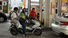 泰國當局清查全國油庫與加油站泰國各地加油站出現燃料短缺，當局成立專案小組全面清查全國油庫與加油站，確保未出現囤油哄抬價格的行為。圖為曼谷市區一家加油站。中央社記者李宗憲曼谷攝　115年3月21日