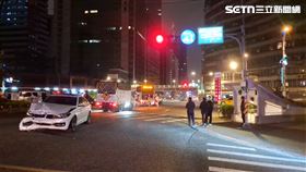 台北市監察院前今（22）日凌晨發生嚴重車禍。（圖／翻攝畫面）