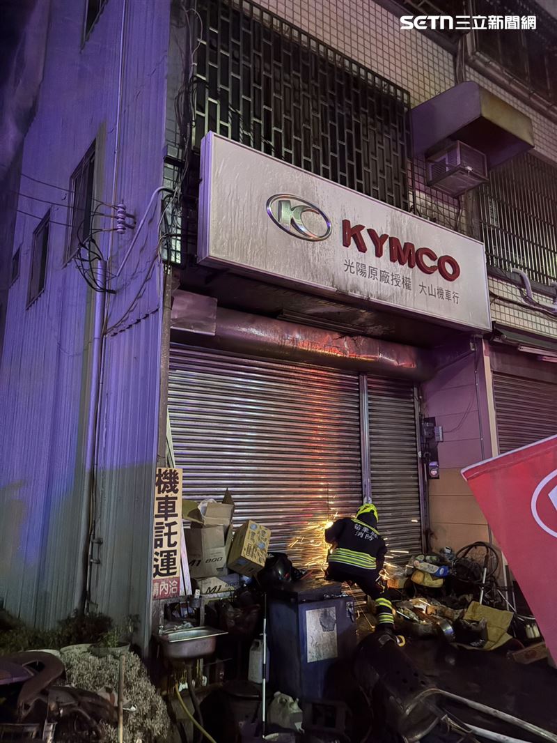 發生火警的機車行在一樓,裡面還住著解姓父子與阿嬤。(圖/翻攝畫面)