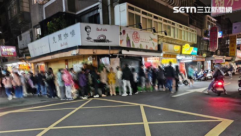 北市中山區一家銀樓因價格公道、收費透明且服務親切，吸引大批民眾排隊搶買，引發網友熱議。（圖／民眾授權提供）