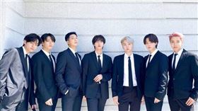 防彈少年團（BTS）選在首爾市中心舉辦大型免費演唱會，吸引大批粉絲湧入，卻也因交通管制與人潮擁擠，引發部分民眾不滿，甚至延燒出網路論戰。（圖／翻攝自X BTS）