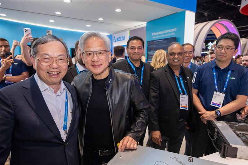 美超微17日釋出參展2026年輝達GTC的照片，當時黃仁勳還親自前來參區與CEO梁見後同框合照，當下氣氛熱絡。數日後，美國司法部揭露美超微SMCI涉偷賣輝達晶片並起訴高層，外界解讀黃仁勳早已掌握風聲仍從容應對，卻仍展現頂級企業領袖的高EQ與強者心態，讓這張照片事後看來，格外耐人尋味。（圖／翻攝自臉書 @美超微）