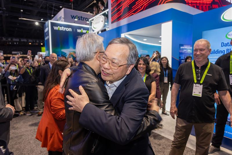 美超微17日釋出參展2026年輝達GTC的照片，當時黃仁勳還親自前來參區與CEO梁見後同框合照，當下氣氛熱絡。數日後，美國司法部揭露美超微SMCI涉偷賣輝達晶片並起訴高層，外界解讀黃仁勳早已掌握風聲仍從容應對，卻仍展現頂級企業領袖的高EQ與強者心態，讓這張照片事後看來，格外耐人尋味。（圖／翻攝自臉書 @美超微）