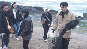 李玉璽與粉絲一起淨灘做公益慶生藝人李玉璽（右）31日即將迎來生日，今年也跟粉絲一起做公益淨灘，盼以行動號召各界注意海洋環保。（晴空鳥提供）中央社記者王心妤傳真 115年3月21日