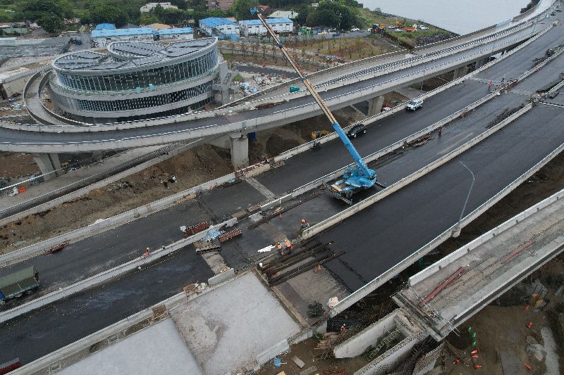 江大橋預計在5月通車，4月也將推出通車前暖身的路跑與橋上躺平野餐等系列活動。工程進入最後收尾階段，施工人員持續在工區趕工