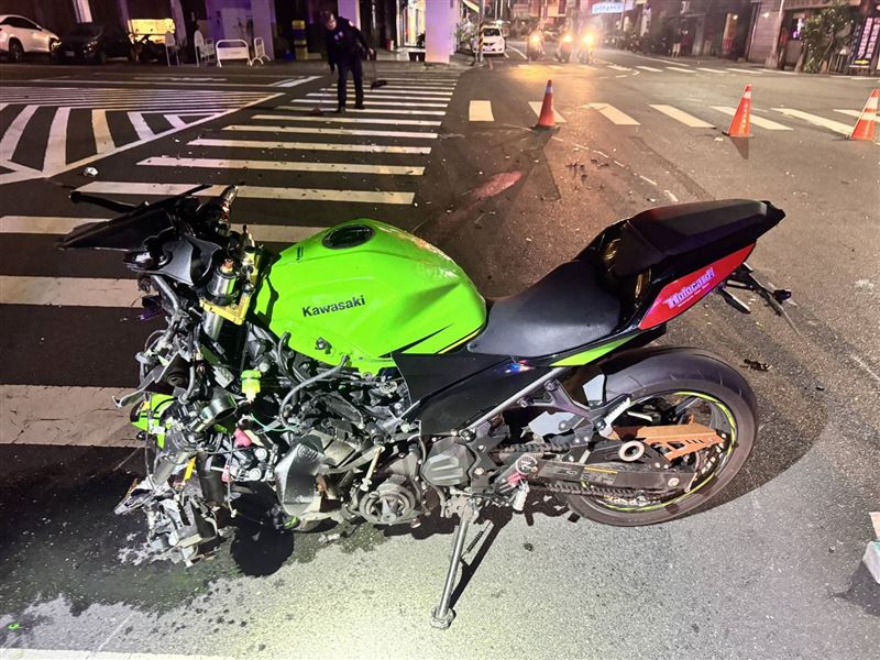 Kawasaki Z400型重機幾乎被撞毀。(圖/翻攝畫面)